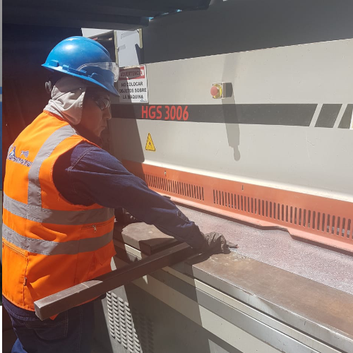 Fabricación de piezas en planchas de metal.