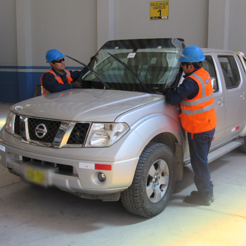 Distribución e instalación de láminas de seguridad automotriz.